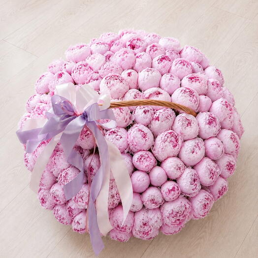 Корзина из 101 пиона
