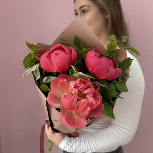 Монобукет из пионов с малиной 🌺