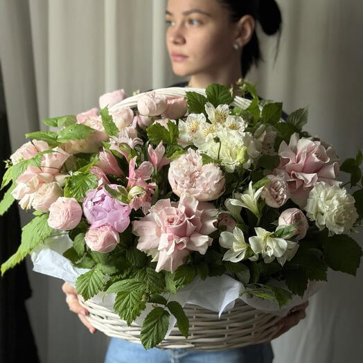 Сборная корзина с пионами