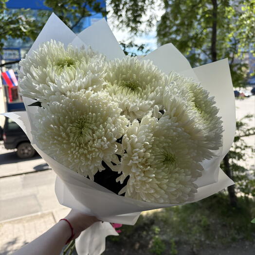 5 одноголовых хризантем в оформлении