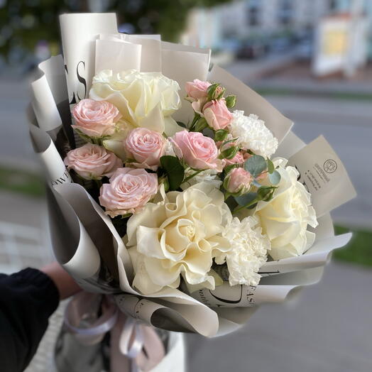 Букет нежный с кустовыми розами