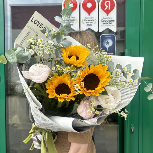 Букет из пионов, эвкалипта и подсолнухов
