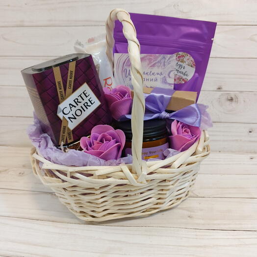 Корзина с конфетами, чаем, черносливом в шоколаде и свечой💜