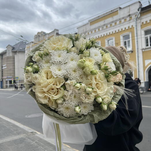 Элегантный букет из ароматной французской розы, стойкого лизиантуса, пышной хризантемы