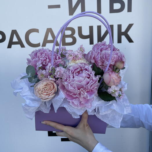 Композиция с пионами и маттиолой