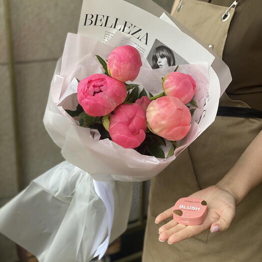 Букет коралловых пионов + подарок от Vivienne Sabo — румяна MACARON