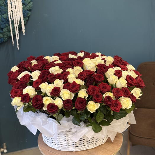 Для любимой корзина с розами 151 шт