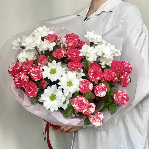 Яркий букет с кустовыми розами и большим и ромашками (D1391)