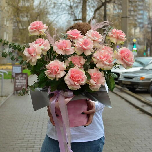 Композиция с французскими розами и эвкалиптом