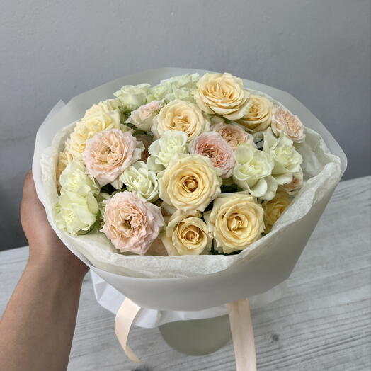 Нежный микс кустовых роз
