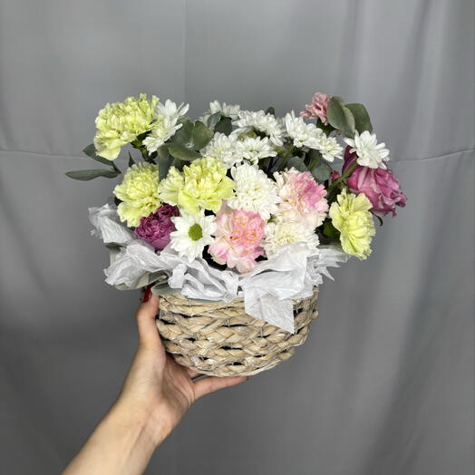 Композиция из хризантемы , гвоздик ,розы
