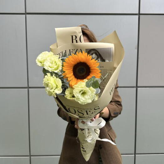 Стойкий букет «Тёплый рассвет: подсолнухи и эустомы» 🌅🌻💐