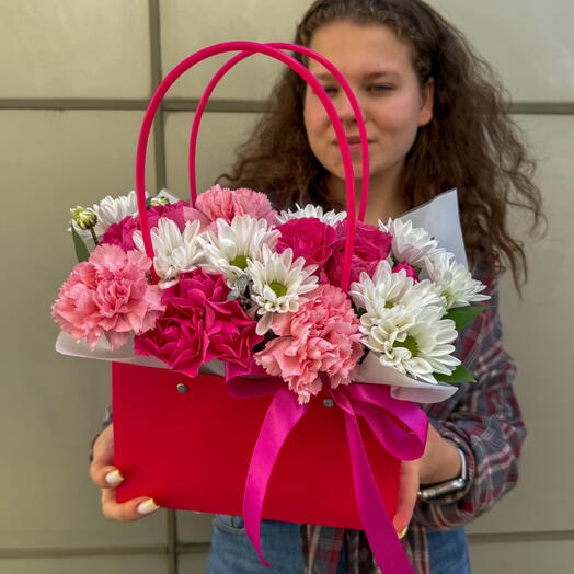 Композиция из очень стойких ромашек и пионовидных роз+ сладкий подарок🎁