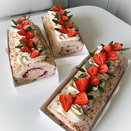Меренговый рулет с декором из сочной клубники 1300