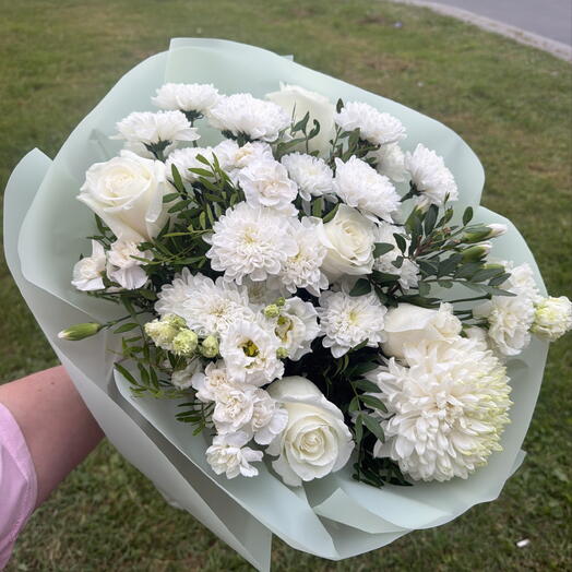 Круглый букет с белыми розами 🥰