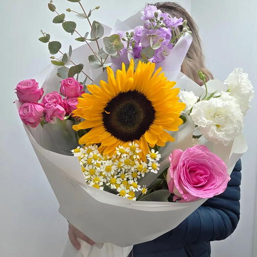 Дофаминовый букет из подсолнуха, эустомы, эвкалипта, маттиолы, ромашки кустовой, кустовой пионовидной розы, розы