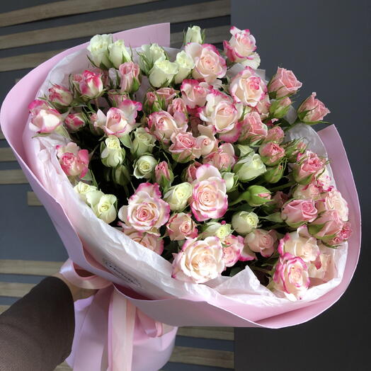 15 кустовых роз в стильной упаковке🌸