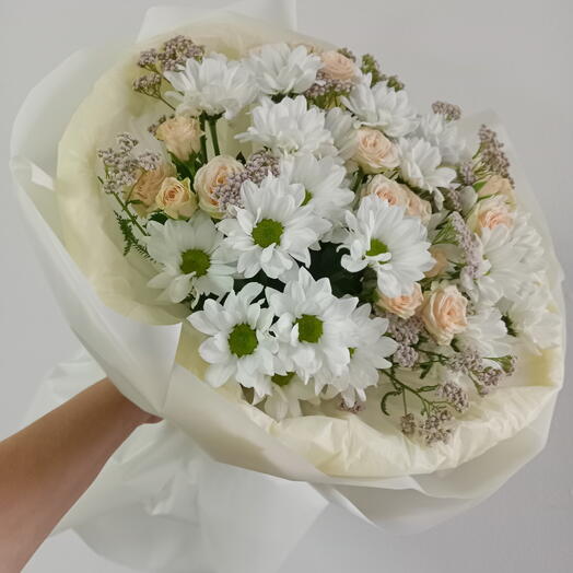 Букет с хризантемой ромашка и розой кустовой 🌸
