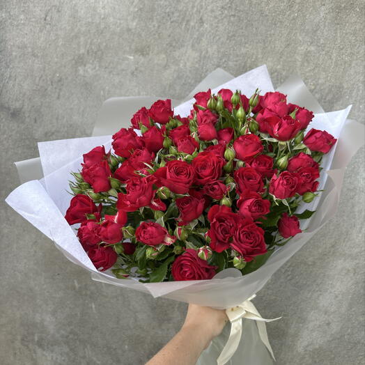 Букет из красных кустовых роз