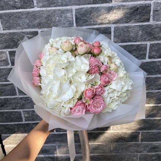 Букет из гортензий и кустовых роз