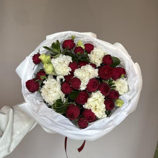 Букет с красными кустовыми розами