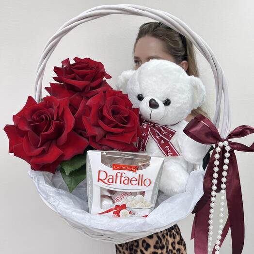 Корзина с французскими розами, мягкой игрушкой и конфетами