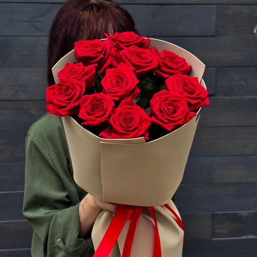 Букет из 11 алых ароматных роз «Клубничная халва»