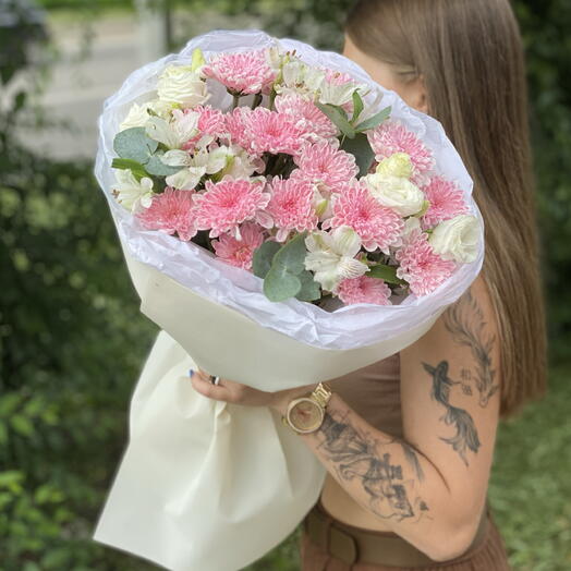 Стойкий букет из кустовой хризантемы и альстромерии