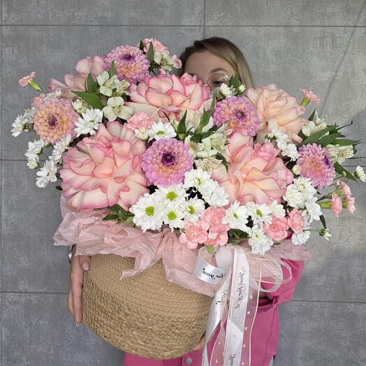 Корзина с французскими розами и георгинами🌸 
Шикарная композиция в плетеной корзине🤍