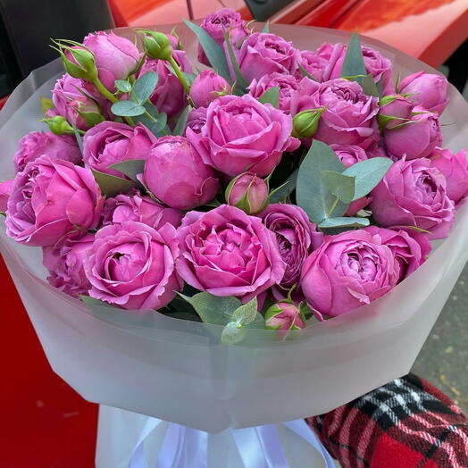 Raspberry jam roses, букет из пионовидных кустовых роз