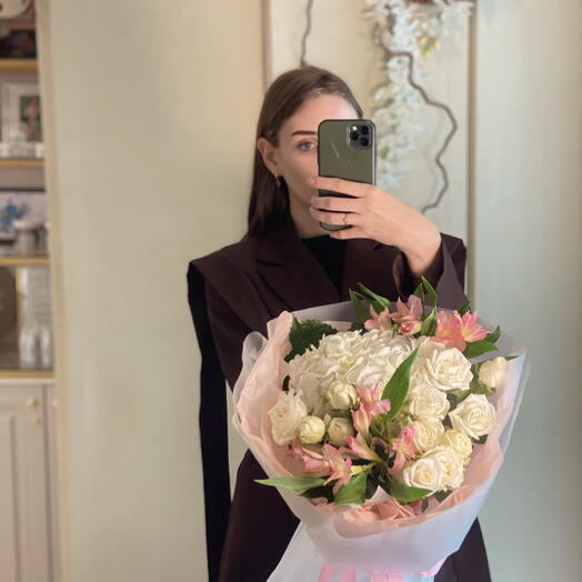 Букет
Альстромерия,Гортензия и кустовая роза