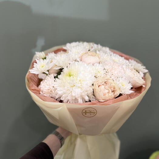 Букет с хризантемой, розами и диантусами