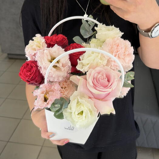 Сумочка с розами, эустомой и диантусами от XOFLOWERS