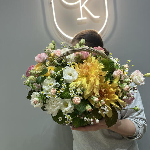 Корзина с георгинами,лизиантусом и ромашками