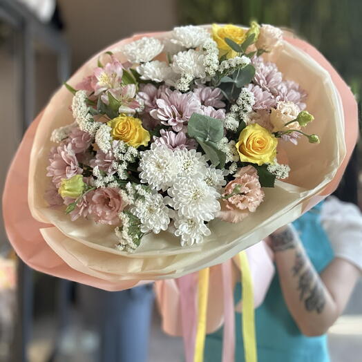 Шикарный дофаминовый букет с эустомой , розами, ромашками статицей💛