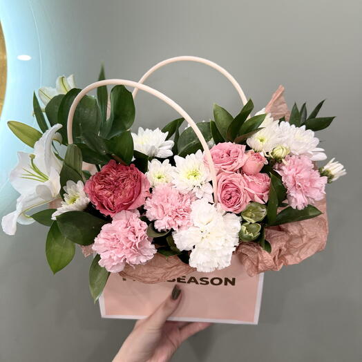 сумка с лилией, кустовой розой и кустовой хризантемой