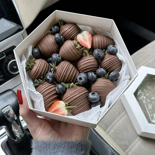 Клубника в шоколаде и голубика