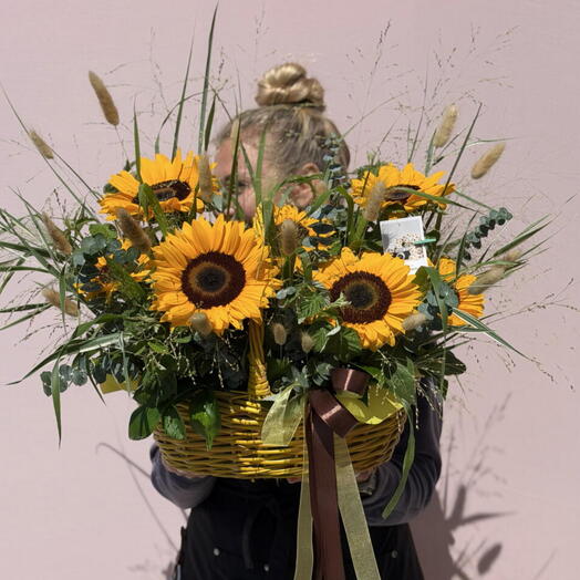 Корзина из 9 подсолнухов