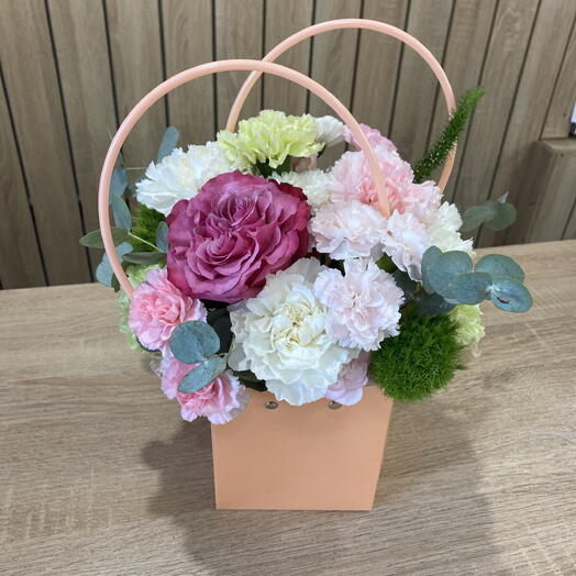Цветочная Композиция с Пионовидной Розой и Диантусами🌸