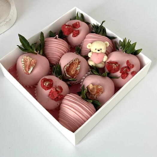 Клубника в розовом шоколаде с сублимированной клубникой и малиной