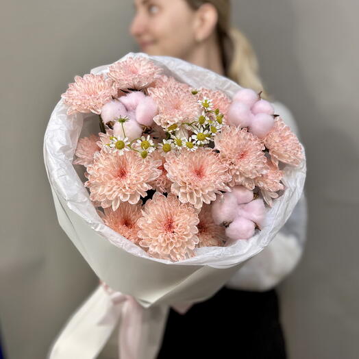Букет пышный «Пломбирное мороженное» (кустовая хризантема с хлопком и полевой ромашкой)