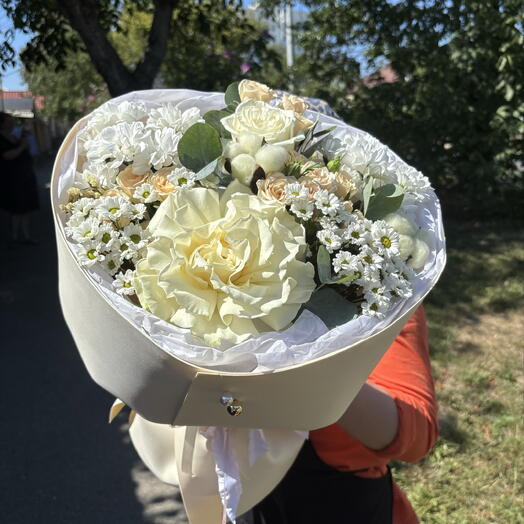 Букет из хризантем, роз и хлопка в мягкой упаковке