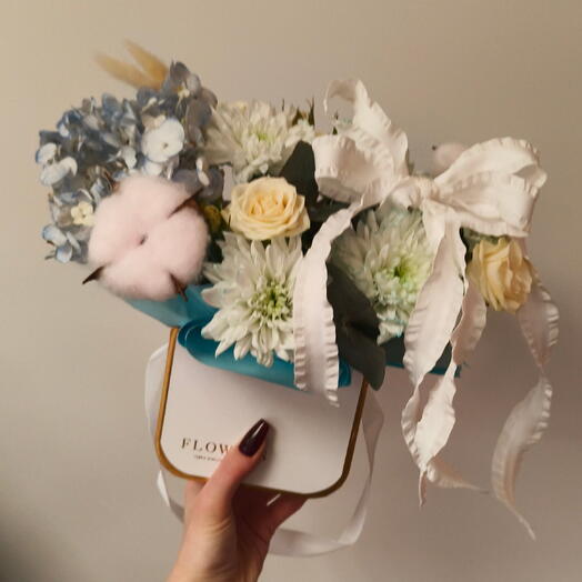 Коробочка с гортензией, кустовой розы и хризантемы