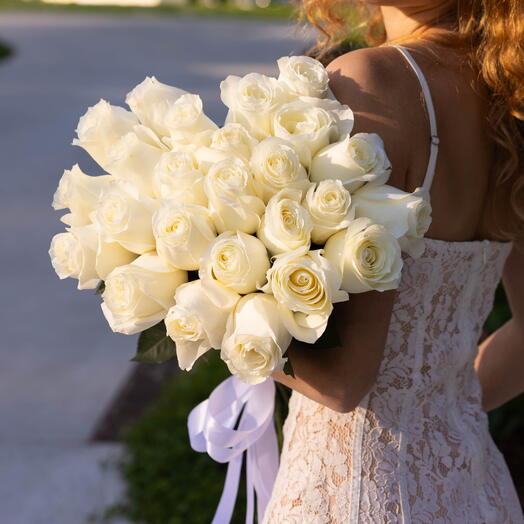 25 белых ароматных роз