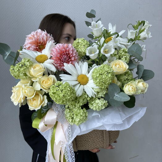Нежное кашпо с ромашками и георгинами