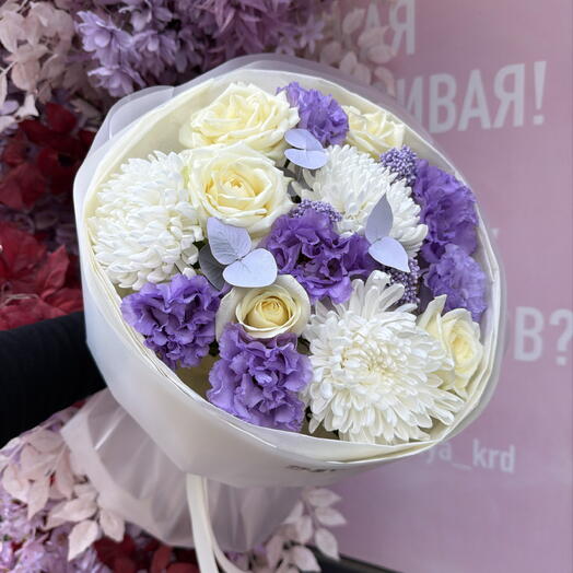 Нежный букет на день рождения из хризантемы, белых роз и лавандовой эустомы