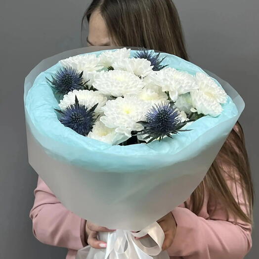 Букет из белых хризантем и эрингиума