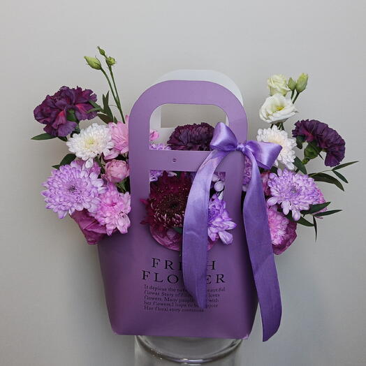 Композиции в сиреневых оттенках с диантусами и хризантемой в сумочке 💜