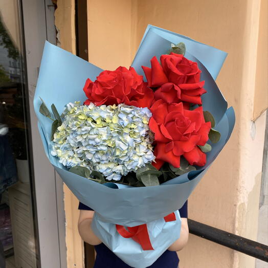 Букет «яркое шоу» в составе гортензия, французская Роза Нина и эвкалипт