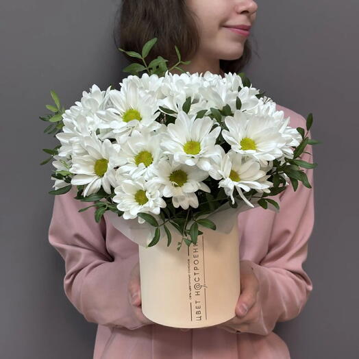 Цветы в коробке из белых кустовых хризантем